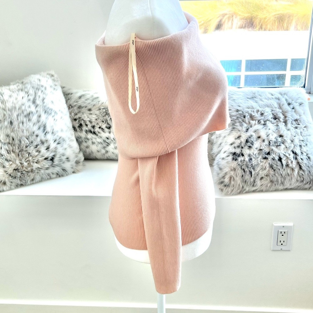 Aritiza Croquis Sweater size M (runs small)